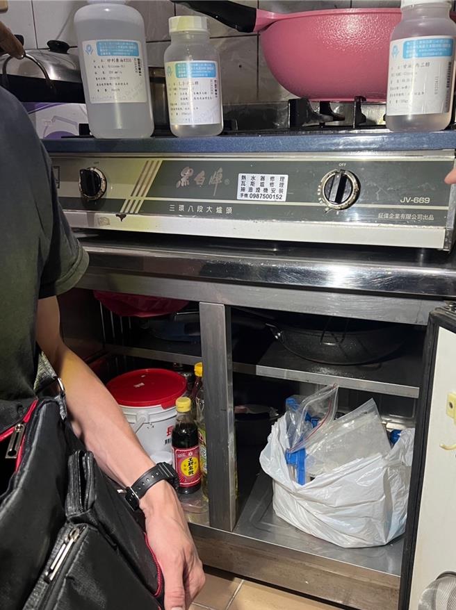 警方起獲毒菸彈30顆、不明粉末15包及製毒分裝器具。（警方提供）