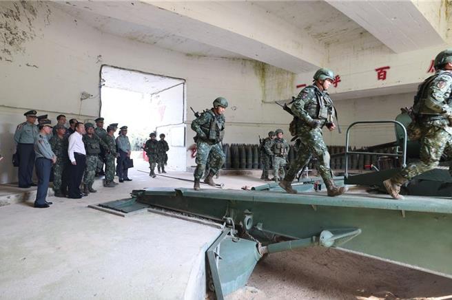 國防部長顧立雄月前視導烈嶼守備大隊砲操操演（軍聞社記者周昇煒攝）