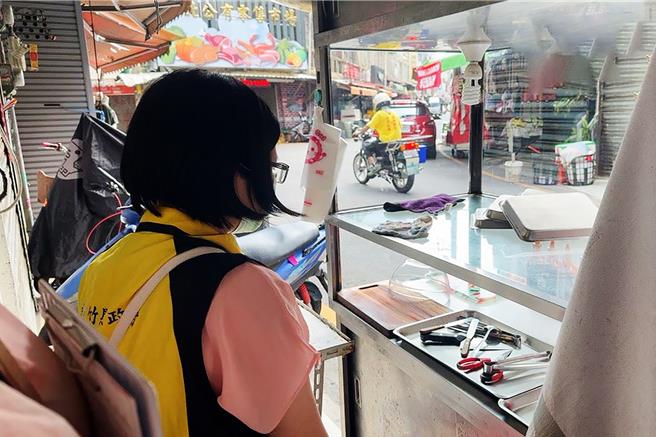 竹北市公有零售市场「越南咖啡 法国麵包」发生72位民眾食用中毒案，卫生局派员稽查採检，送验报告结果显示，在人体检体中验出沙门氏杆菌。（新竹县政府提供／罗浚滨新竹传真）