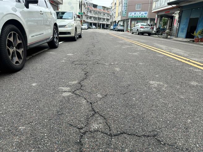 台中市大甲、外埔多處道路路面年久失修出現裂縫。（李文傑提供／李京昇台中傳真）