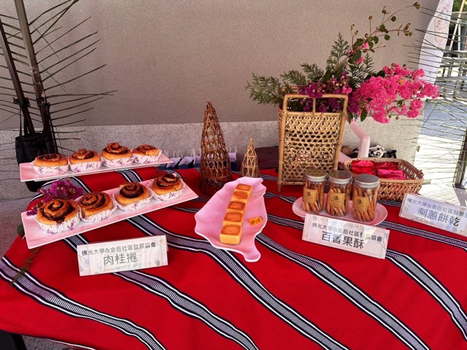 现场成果展内容包含，百香果酱、百香果酥、肉桂卷、刺葱饼乾、刺葱烙饼及创意伴手礼等作品。(照片/佛光大学提供)