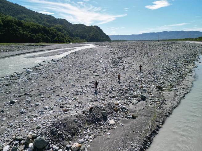 花莲吉普车渡溪翻覆！今寻获父子冰冷遗体 爱妻悲痛发文。(罗奕晽翻摄)