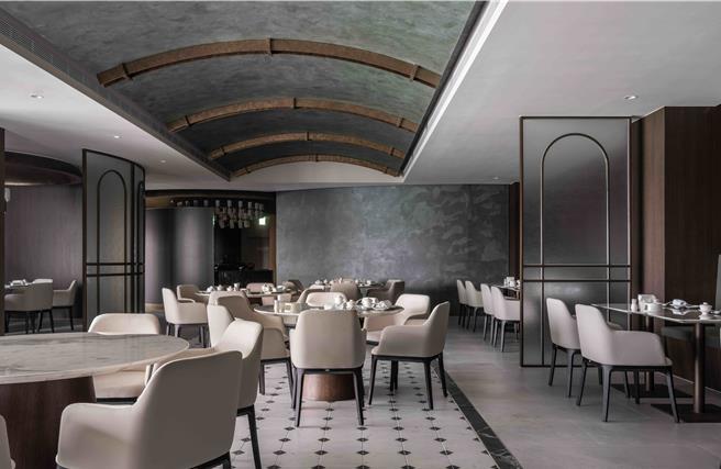 「亚果荟」中餐厅引进君品酒店五星级饭店特色小炒、砂锅与粤式烧腊等料理，设有166席座位，包括了5间包厢，以及96席开放式座位区。（云朗观光集团提供／吴娮翎台北传真）