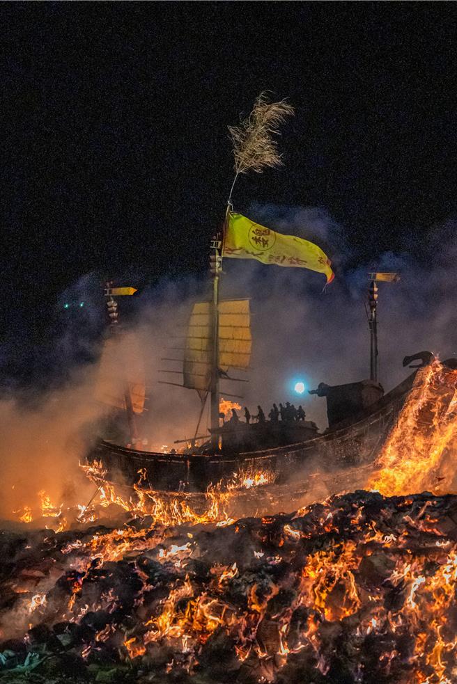 小琉球迎王在中澳沙灘「送王」，為期7天的迎王畫下句點。（屏東縣政府提供／羅琦文屏東傳真）