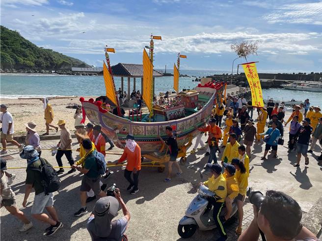 小琉球迎王，8日王船平安遶境琉球鄉，9日清晨恭送王駕。（楊嘉裕提供／羅琦文屏東傳真）