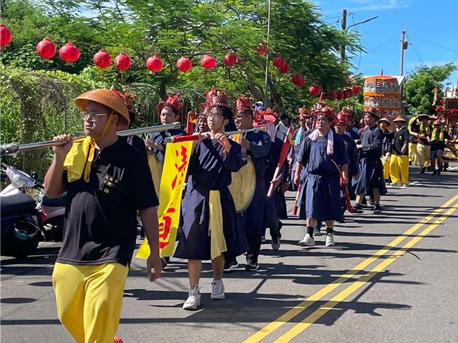 小琉球迎王，神轎繞行島上4個角頭。（楊嘉裕提供／羅琦文屏東傳真）