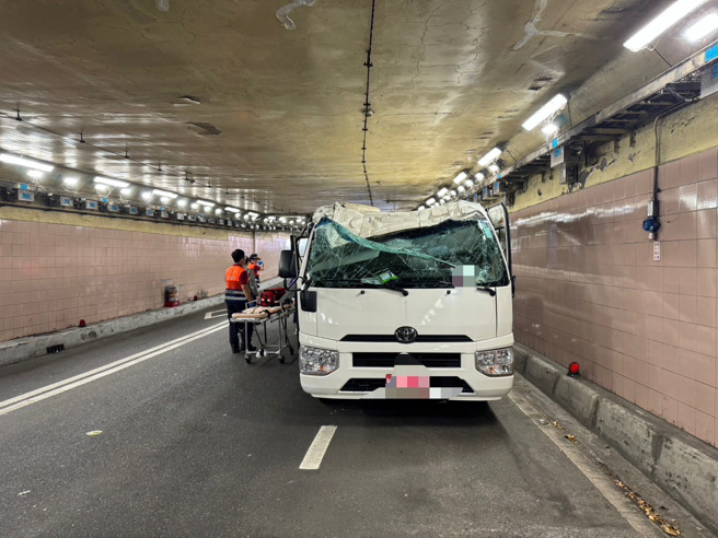 小巴駕駛沒注意限高，整輛車卡進地下道，釀3人受傷。（翻攝畫面）