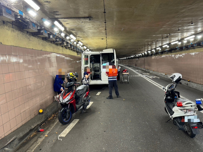 小巴駕駛沒注意限高，整輛車卡進地下道，釀3人受傷。（翻攝畫面）