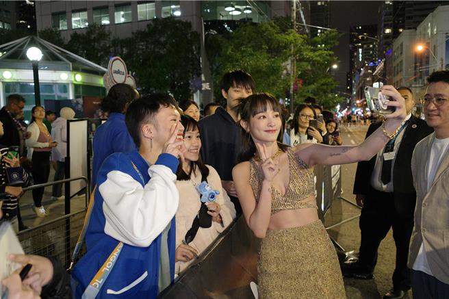 王淨不畏15度低溫盛裝出席首映，場外與影迷熱情互動。（牽猴子提供）