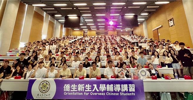 移民署台北市服務站移民官受邀出席國立台灣大學僑生新生入學輔導講習。（移民署提供） 