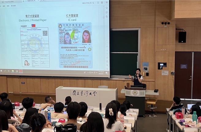移民署移民官趙湘怡講解外僑生在台居留的相關規定。（移民署提供） 