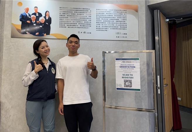 就讀台北科技大學的越南籍學生阮明惟表示台灣很棒，打算申請就業金卡留台工作。（左為移民官趙湘怡，移民署提供）