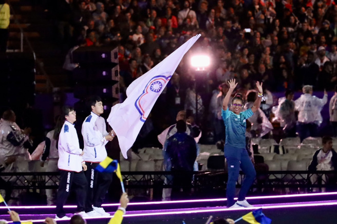 巴黎帕運圓滿落幕，我國桌球選手田曉雯、陳柏諺擔任掌旗官入場閉幕典禮。(照片/教育部體育署提供)