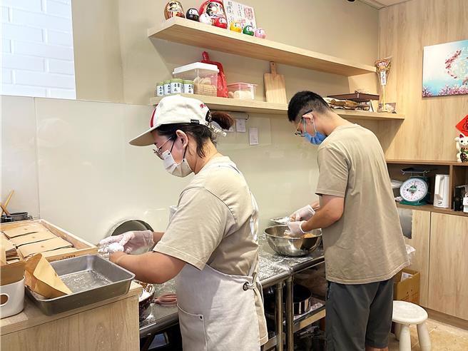 祝泇鎮（右）、利雅君（左）夫妻遵循古法製作麻糬皮，內餡揉合日本和果子手藝，口感細緻綿密。（蕭嘉蕙攝）