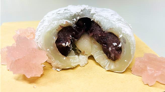 招牌紅豆麻糬製程繁複，粒粒紅豆經過篩去皮，加入海藻糖拌勻，香甜滑順。（蕭嘉蕙攝）