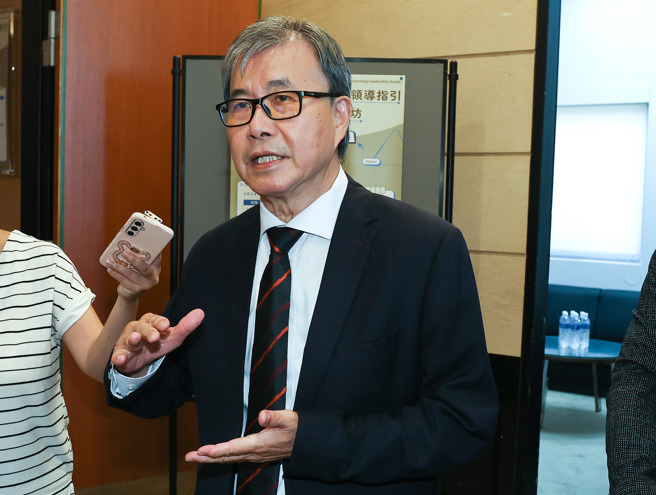 教育部长郑英耀（见图）9日出席中小学校长数位学习领导指引正式启动活动，联访时被问到文化、真理、佛光、大叶大学等4校今年未如实提报回流招生名额，表示有些校长因人事更换，相对不熟悉法令，第一次违反规定从宽处理。目前真理大学校长遭董事会解聘，佛光大学校长自动请辞，两校都不是第一次，会有相对大的惩处。（陈俊吉摄）