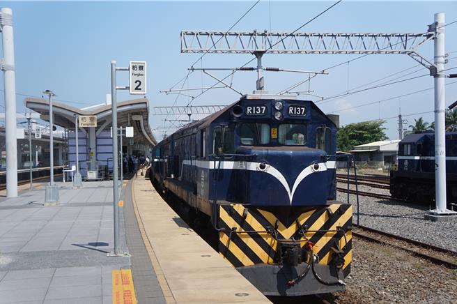 屏東南國漫讀節藍皮解憂之旅從枋寮出發，帶領旅人穿梭山海間閱讀文化。（羅琦文攝）