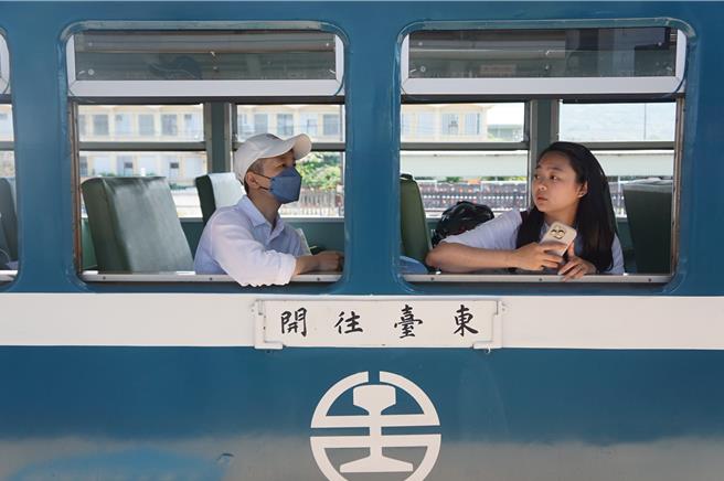 屏東南國漫讀節藍皮解憂之旅10月將開出3班次，有作家、染藝師、攝影師帶領旅人深入文化之旅。（羅琦文攝）