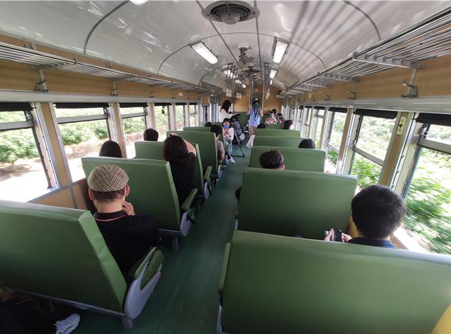 藍皮解憂號行駛於山海之間，打開車窗更貼近大自然。（羅琦文攝）