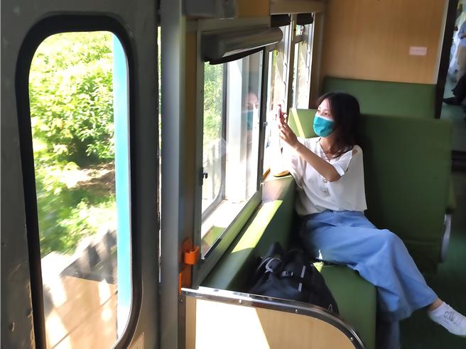 在藍皮解憂號體驗一場獨特的閱讀之秋。（羅琦文攝）