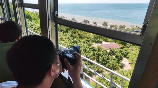 在藍皮解憂號探索南台灣鐵道風景，走讀南國的人文與山海。（羅琦文攝）