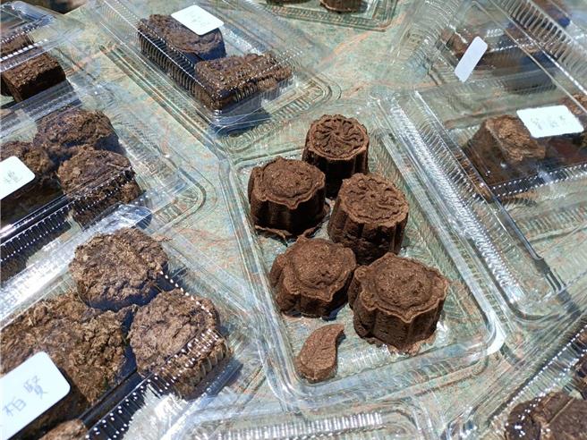 「云林县土库镇水牛安养中心」负责人林家良9日表示最近以中秋节为发想，推出「水牛牌月饼」，收集水牛粪加入香草植物，制成月饼外观的薰香饼，不对外贩售，以免有人误食。（林家良提供／张朝欣云林传真）