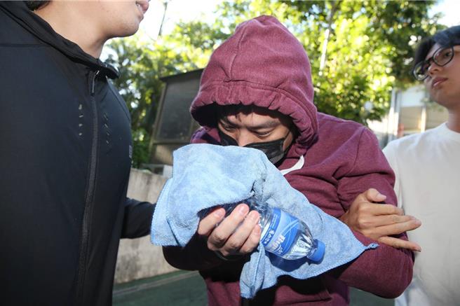 律師陳克譽（中）涉嫌洩密給詐騙集團，遭檢警拘提到案。（本報資料照片）