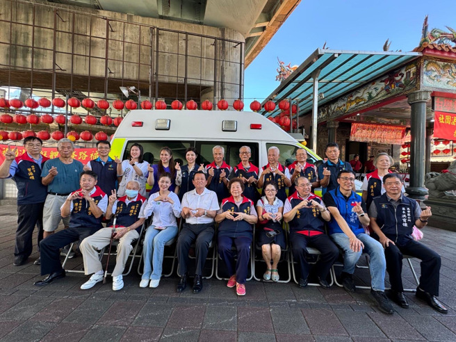 艋舺三条路福德协会有感于台北市消防局长期以来提升紧急医疗救护服务的努力，决定发挥地方力量，捐赠一辆高顶救护车。（图消防局提供／简铭柱翻摄）