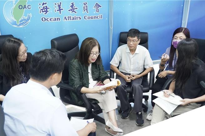 因應海汙，海洋委員會主委管碧玲 （上排左二）9日主持桌面兵推演練。（摘自管碧玲臉書／林瑞益高雄傳真）