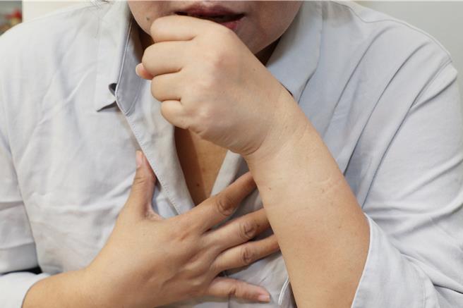 仁爱长庚合作联盟医院胸腔内科医师洪崇文指出，慢性阻塞性肺病常见3大症状包括慢性咳嗽、咳痰和呼吸困难，尤其慢性咳嗽是早期最容易出现的症状，却常被误以为是一般感冒或吸菸烟雾刺激而受到忽视。（仁爱长庚合作联盟医院提供／潘虹恩台中传真）