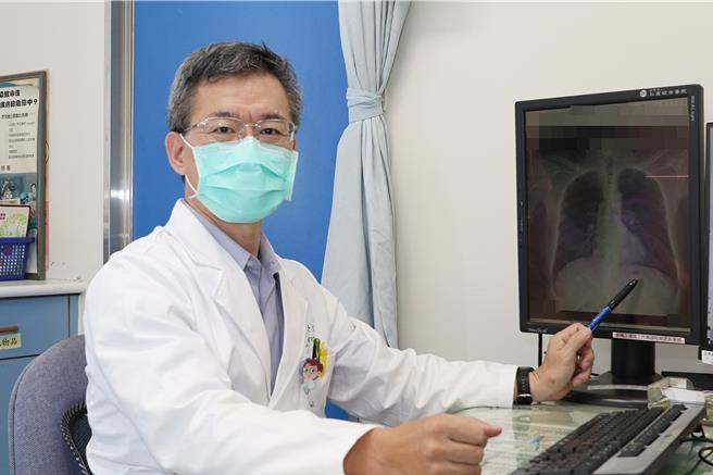 仁爱长庚合作联盟医院胸腔内科医师洪崇文指出，慢性阻塞性肺病患有很高的比例是跟「吸菸」有关，建议民眾应该戒菸与远离污染环境。（仁爱长庚合作联盟医院提供／潘虹恩台中传真）