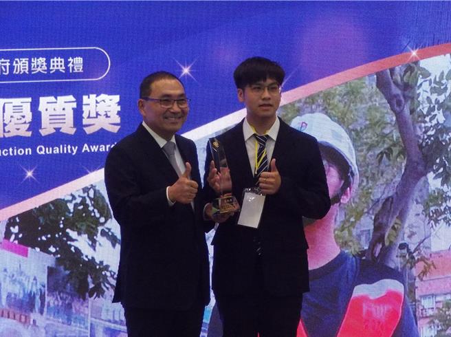 养工处股长简林炜（右）荣获2024年新北市公共工程优质奖的个人贡献奖，由新北市长侯友宜（左）颁发。（张铠乙摄）