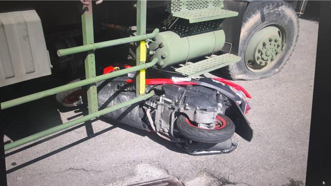 黄女机车卡在车子底下所幸无大碍。（民眾提供／李京升台中传真）