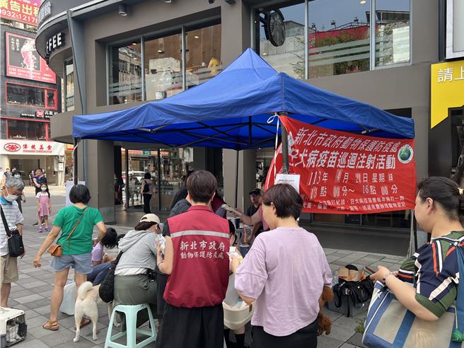 新北市動保處每年安排狂犬病預防注射巡迴活動。（新北市動保處提供）