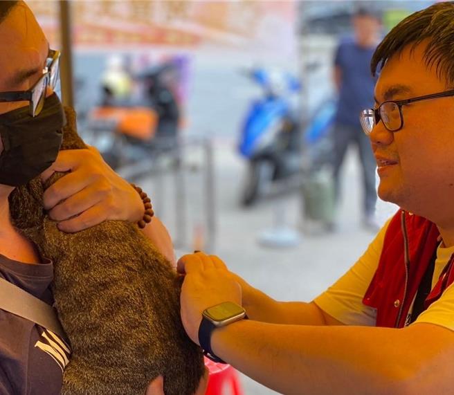 新北市動保處提醒，飼主必須每年為家中的犬貓施打狂犬病疫苗。（新北市動保處提供）