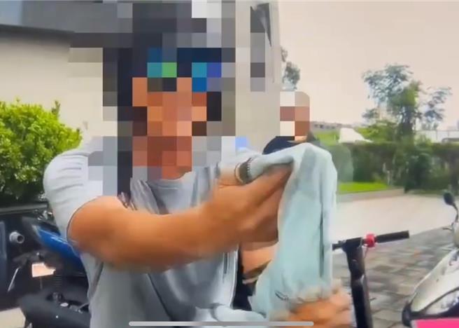 男子拿出球衣證實是去打球，不是要來鬧事。（警方提供／郭良傑高雄傳真）