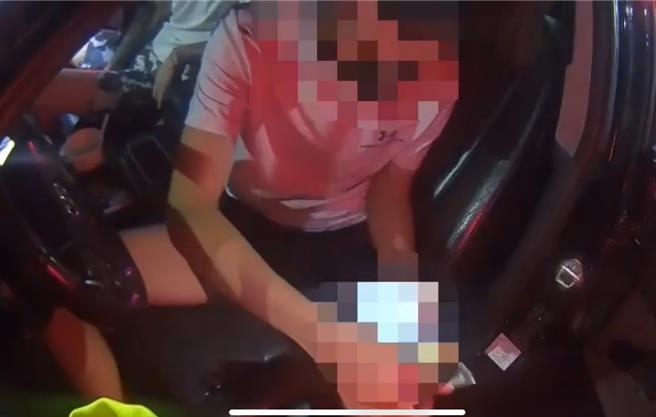 莊姓男子參加遶境活動，恍神開車擦撞路邊車輛，被警方查獲涉嫌毒駕及持有K他命。（警方提供／郭良傑高雄傳真）