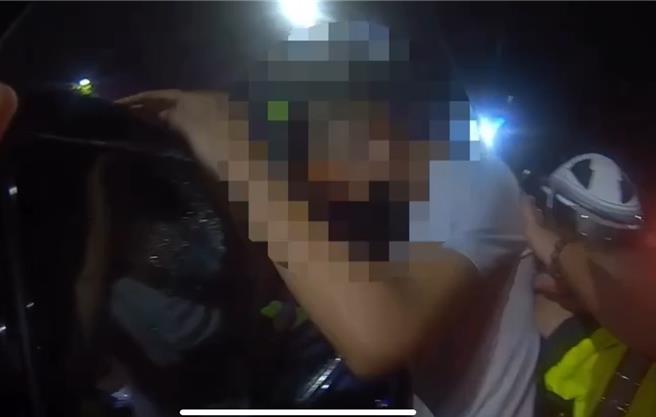 警方喝令要求莊姓男子與同車的林姓男子舉起手下車接受盤查。（警方提供／郭良傑高雄傳真）