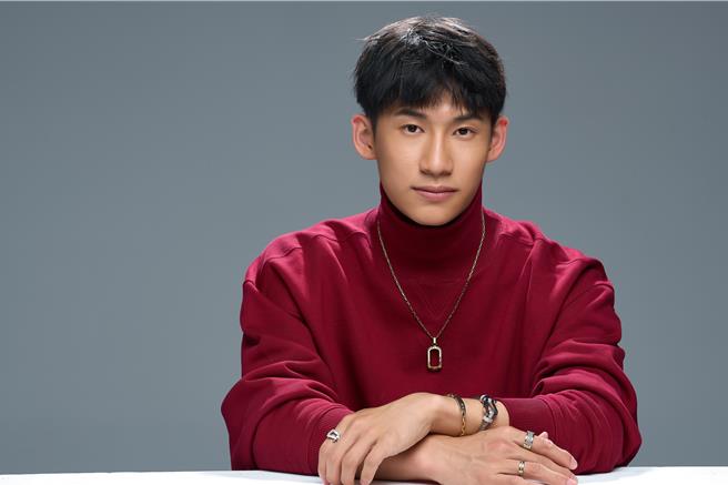 陳弈通身穿紅色高領上衣，搭配Fred Force 10 Winch吊墜與18K金項鍊，售價分別為11萬4500元、25萬7100元。手上配戴Fred Force 10白金鑽石戒指，售價21萬3100元、Force 10 Winch 18k金與精鋼戒指，售價11萬600元。（服裝提供Loewe／攝影JOJ Photo）