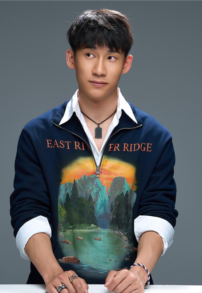 陳弈通對造型頗有想法，他更盛讚服裝的視覺焦點與珠寶完美融合。他配戴Fred Force 10 WInch項鍊及吊墜，售價6萬5300元、Fred Force 10白金鑽石藍白交錯手鍊，售價19萬3000元、Fred Force 20鈦金屬黑色戒指，售價3萬9200元、Fred Force 10 Winch戒指，售價9萬4000元。（服裝提供Loewe／JOJ Photo攝）