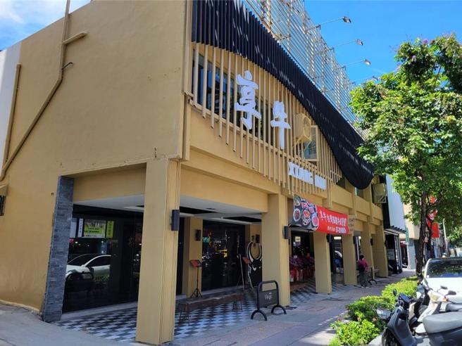 位于高雄市中华路与六合路附近的「享牛」，即将正式开业，也是壹起飞集团跨入餐饮市场的另一个代表作。图／顏瑞田