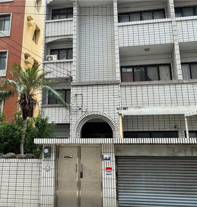 陈姓妇人在柯文哲遭收押后，竟到柯妈位在新竹市的家门口放置「教养出贪污犯」的标语和柯文哲的上铐照片，还燃放鞭炮。（陈育贤摄）