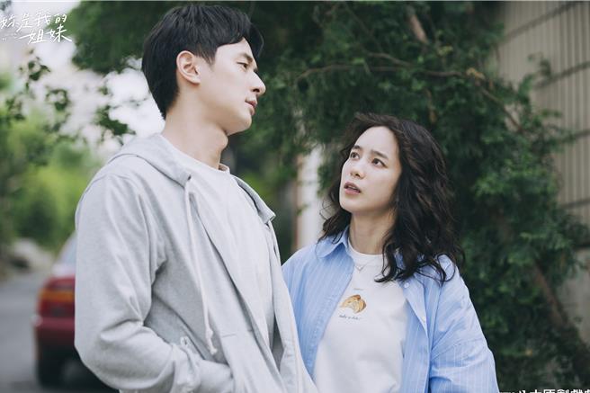 張軒睿（左）、温貞菱在《妳是我的姐妹》是歡喜冤家。（八大提供）