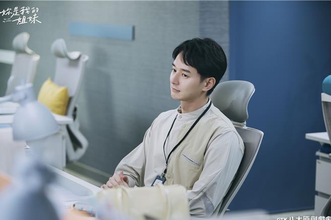 張軒睿在《妳是我的姐妹》飾演王牌業務。（八大提供）