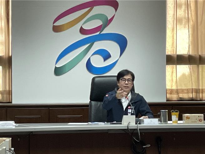 高雄市长陈其迈9日邀集辖内18所大专校院代表举办「2024年市长与大学校长会议」并找来和硕联合科技相关人员与会，期待透过产官学研合作，推动高雄数位转型。（洪浩轩摄）