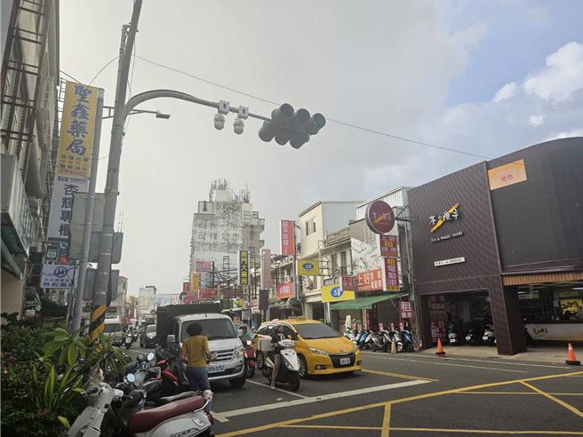 恆春中正路違停情況嚴重，警方將開始科技執法。（屏東縣警局提供／羅琦文屏東傳真）