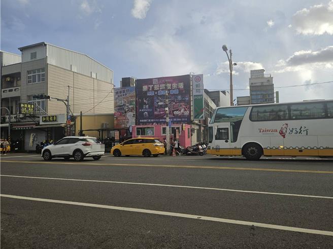 恆春中正路違停情況嚴重，警方將開始科技執法，只要違停3分鐘，將自動蒐證錄影拍照，車籍資料會匯入科技執法平台。（屏東縣警局提供／羅琦文屏東傳真）