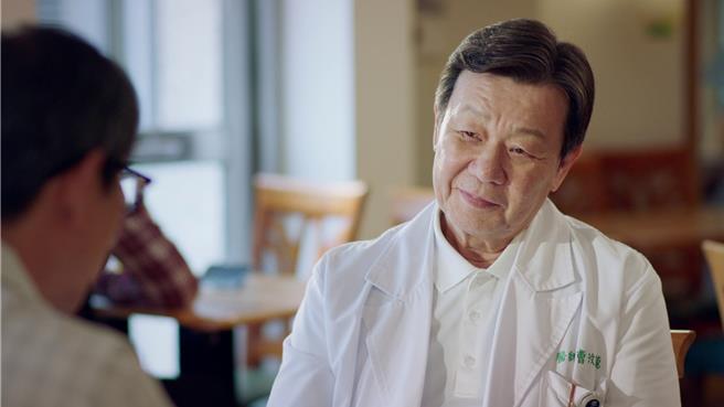 寇世勋在大爱剧《你好，我是谁2》饰演失智症权威曹汶龙医师，人称「曹爸」。（大爱电视台提供）