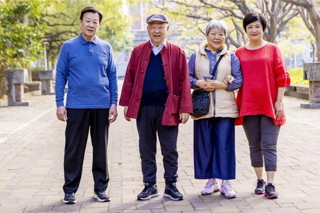 《你好，我是谁2》寇世勋、崔佩仪与饰演的原型人物曹汶龙夫妻。（大爱电视台提供，黄华安摄）