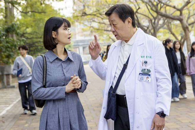 朱芷莹饰演施慧玲教授，为曹爸（寇世勋饰）提供长者医疗人权法律谘询。（大爱电视台提供）